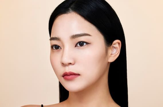 Профессиональный макияж глаз с помощью Atomy Eyeliner Pen в двух цветах