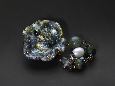 "Ночь перед волшебством", мини-брошь с лягушкой, жемчужиной и натуральными камнями