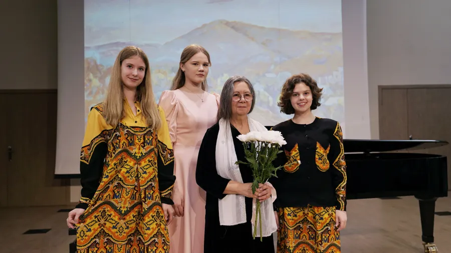 Вокальный ансамбль "Веселые девчата-2" и композитор Людмила Князева (с цветами)