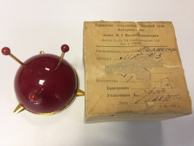 118-2/ Пепельница красная "Спутник". 1961 г.