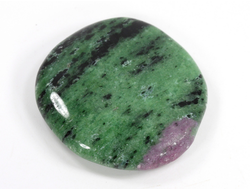 Корунд красный (светится в УФ) в цоизите, полировка плоская, Танзания (40*39*8 мм, 31 г) №35660