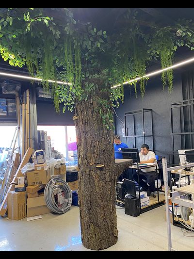 имитация ствола дерева в интерьере