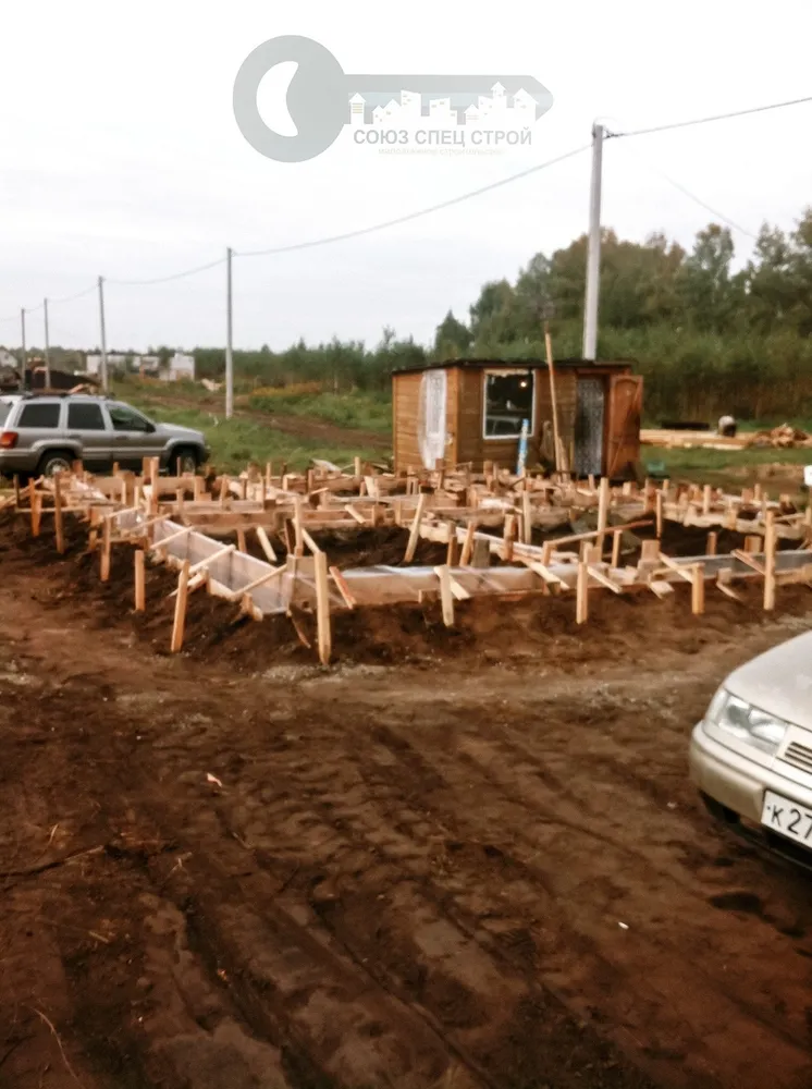 фото опалубки из досок, подготовка к заливке бетона