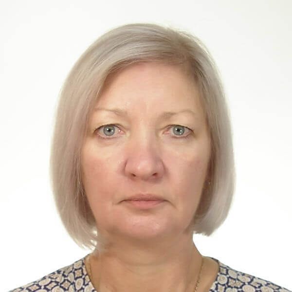 Пример правильного фото на Грин-карту: ровное лицо, нейтральный фон