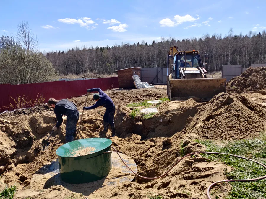 Обратная обсыпка песком и проливка водой