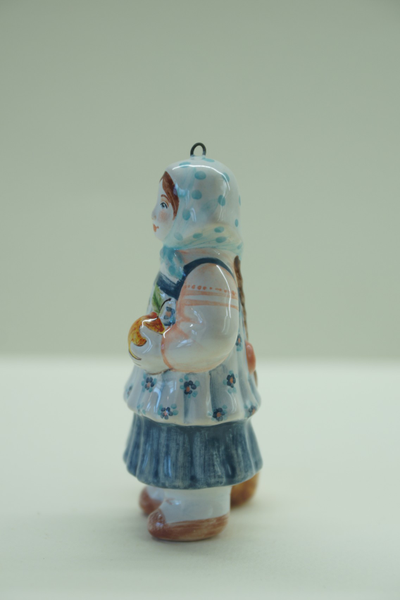 Девочка с яблоками