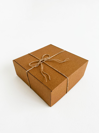 Большая подарочная коробка GILEV 37х37х14см с наполнителем и веревкой