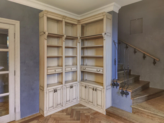 Библиотека угловая открытая с нижними тумбами и лестницей.