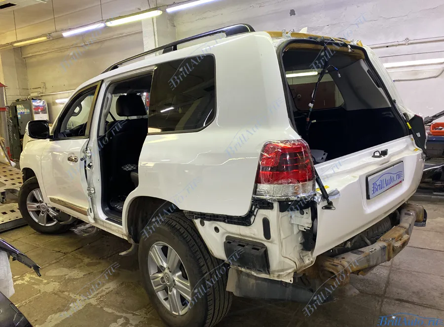 Рестайлинг Land Cruiser 200 из 2011 в 2021 год (классика, темные фары)