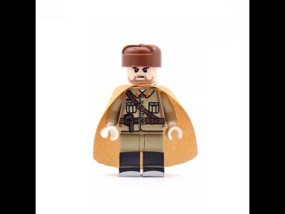 Советский офицер в плаще