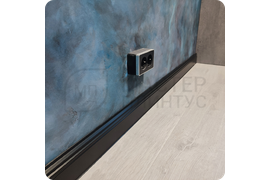 Эффектный контраст: монтаж 80-миллиметрового черного плинтуса Dollken Hamburg Style позволяет создать впечатляющий контраст с светлыми поверхностями, делая интерьер более динамичным и запоминающимся.