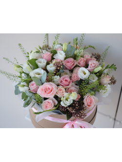 Шляпная коробка из кустовых роз и эустомы