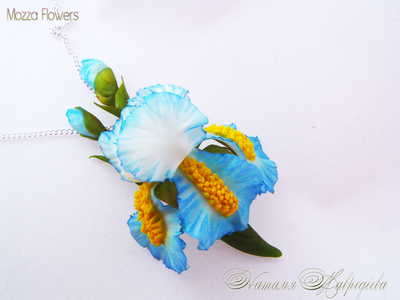 Кулон с голубым ирисом "Море грез".