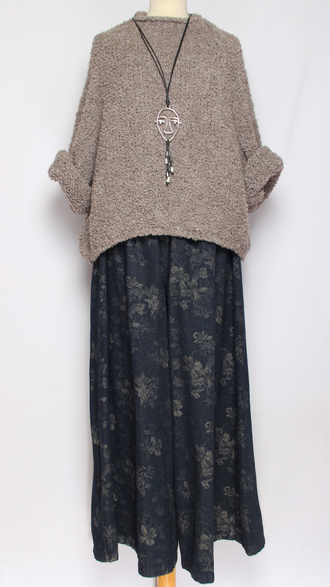 БРЮКИ-ЮБКА джинс-гобелен "БЕЗ КАРМАНОВ" размвтые цветы черные, синие р.46-54