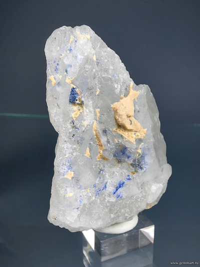 Дюмортьерит в кварце. Бразилия. 65*44*30мм