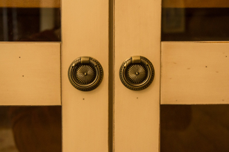 Витрина с двумя стеклянными дверьми и нижней тумбой.