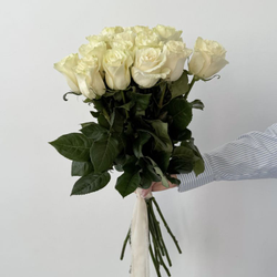 Букет из белых роз 70 см