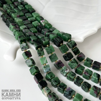 Цоизит с "рубином" красным корундом кубик 6,3-8,2х6,1-8,5 мм, цена за нить 19 см