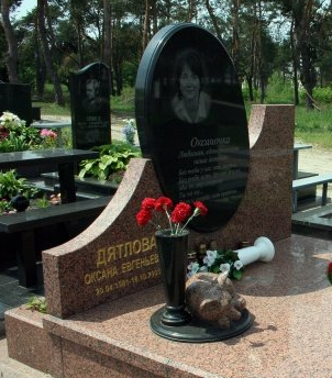 На фото круглый памятник на могилу с подставкой в СПб