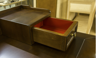 Стол письменный - бюро, с верхней надстройкой и двумя выдвижными ящиками.