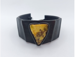 Браслет из натуральной кожи и янтарем