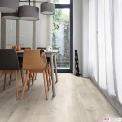 Декор ламината Haro Дуб Эмилия Светло-Серый 538651 в интерьере кухни