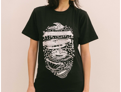 ФУТБОЛКА С ПРИНТОМ В ЧЁРНОМ ЦВЕТЕ