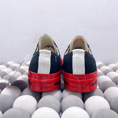 Вид сзади черные гарсоны с белыми вставками Кеды Converse Comme des Garcons Play A01795C