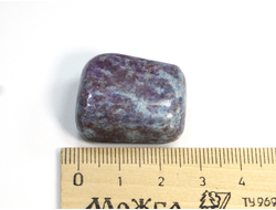 Корунд красный (рубин) в кианите, галтовка, Индия (27*22*14 мм, 25 г) №22580