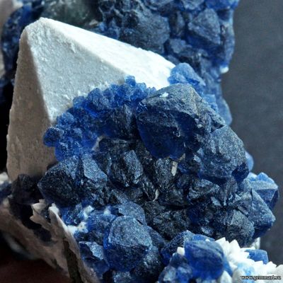 Кварц молочный и флюорит. 43*95*46мм.