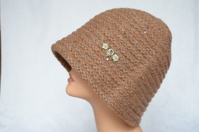 Светло - коричневая зимняя вязаная шляпа клош Италия фото