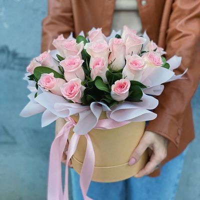 Шляпная коробка из 19 розовых роз