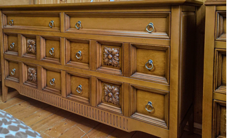 Большой комод с 6 ящиками и цветочным декором.