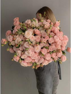 Большой букет кремовых кустовых роз