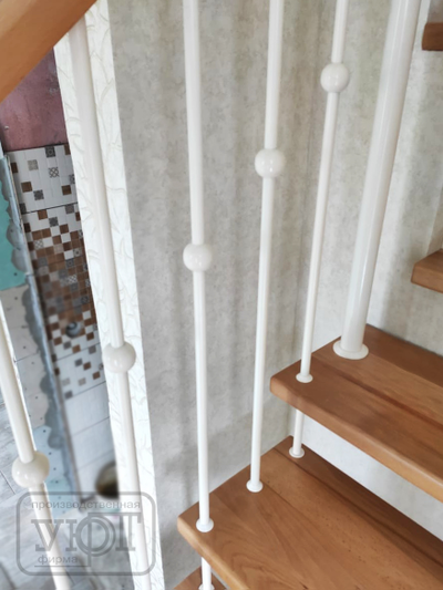 л-12/2. металлические балясины с шарами. ступени и поручень - массив бука под лаком