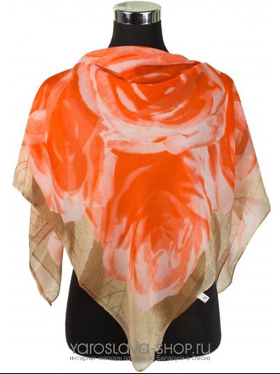 30221-23.Платок из шифона с цветочным принтом оранжевого цвета на бежевом фоне.