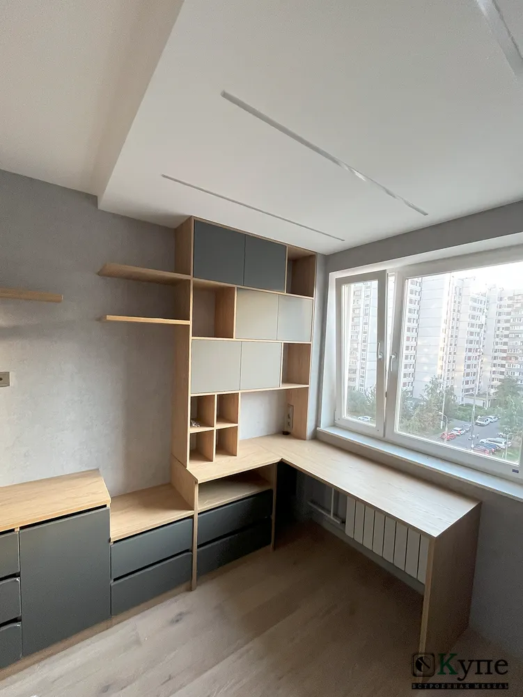 024 Рабочая зона в детской комнате. Корпус и столешница: ЛДСП Egger H1385 ST40 Дуб Каселла натуральный, Фасады: МДФ AGT суперматовый Серый королевский 3022 