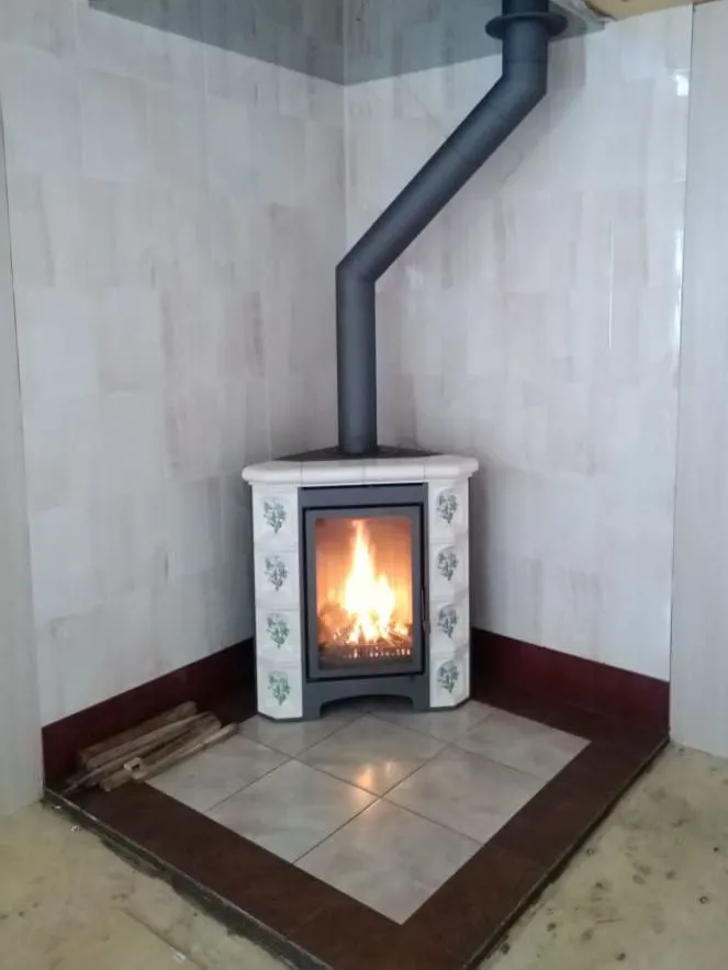 "София" угловая изразец (Экокамин) с окрашенным дымоходом "КПД" (Тверь) + "Вулкан" (Санкт Петербург, гарантия 50 лет)