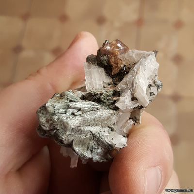 Сфен (титанит) с кальцитом и хлоритом на хлорит-серицитовом сланце. 54*43*30мм.