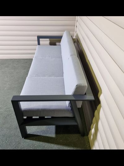 Диван трехместный Graphite из алюминия