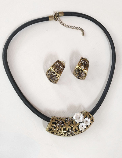 (АРТИКУЛ: 6814/92) КОМПЛЕКТ ЖЕНСКИЙ (КОЛЬЕ+СЕРЬГИ),  МЕТАЛЛ "БРОНЗА" , ЧЕРНЫЙ ШНУРОК, ТЕМНЫЕ СТРАЗЫ, МОЛОЧНЫЕ ЦВЕТЫ