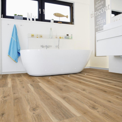 Виниловый пол Wineo 600 Wood XL SydneyLoft RLC194W6 в интерьере ванной