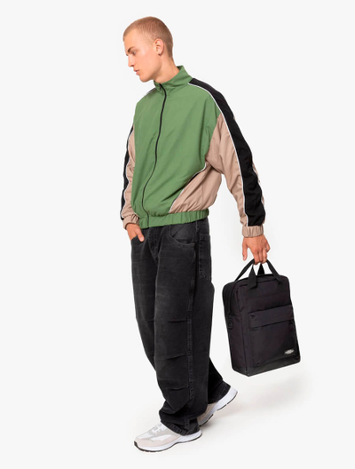 Рюкзак Eastpak Icon Totepack On Black в руках