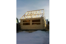 На готовом срубе собрана стропильная система.