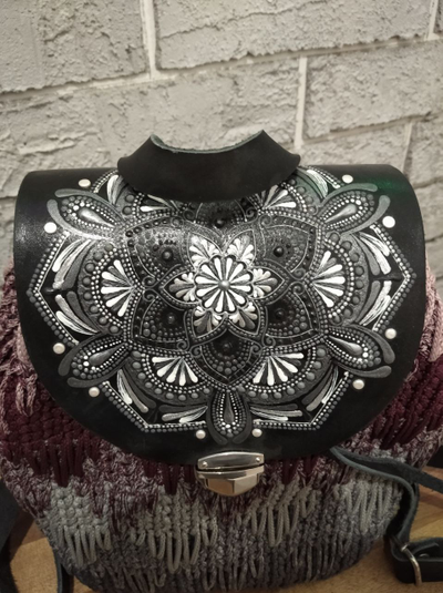 Рюкзак женский "Пряная вишня" с уникальным кожаным клапаном в виде мандалы, ручная работа. Цвет: Бордовый, р-р 24*20*10см.