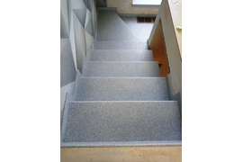 С поворотом 90 градусов с забежными ступенями