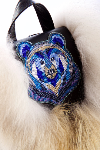 Рюкзак из натуральной кожи КРС, декорирован мехом полярного волка и вышивкой