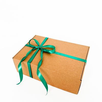 Подарочная коробка GILEV 37х26х12см с наполнителем и зелёной лентой