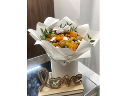 Букет из сухофруктов в белом оформлении