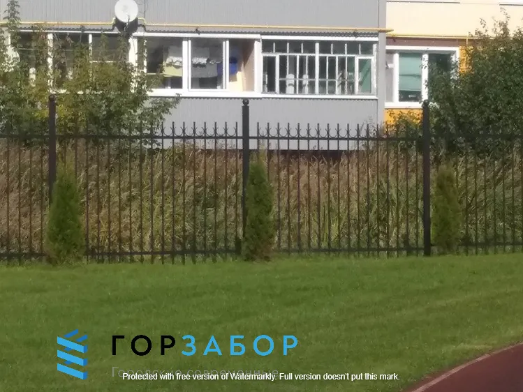 Спортивное ограждение из кованых секций забора